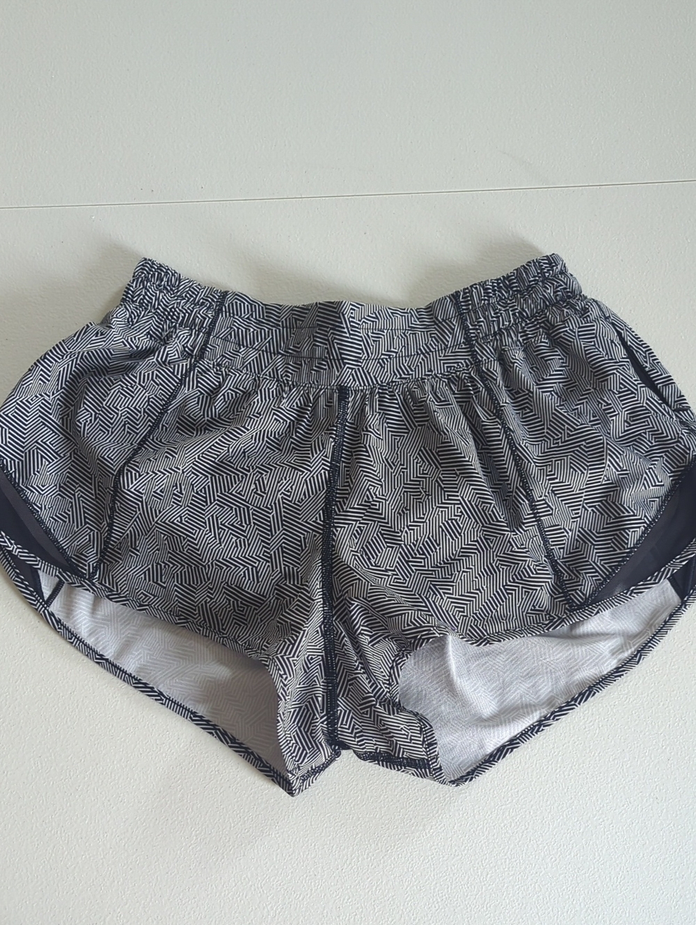 Lululemon SEAWHEEZE Hotty Hot Running Shorts - Size 6